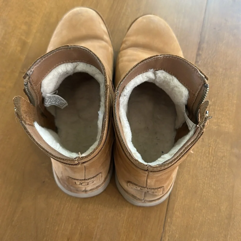 UGG, leather fur lined women’s ankle boots with zippers - Picture 3 of 9